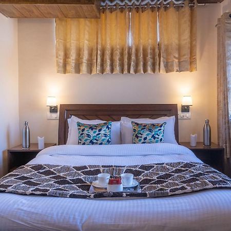 Stayvista At Cecil Cottages With Barbeque, Hill View Касаули Екстериор снимка
